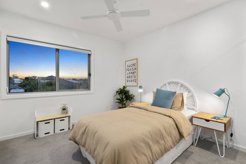 Luxury Canal Front Holiday House - Newcastle Accommodation 3