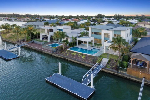 Luxury Canal Front Holiday House - Newcastle Accommodation 2