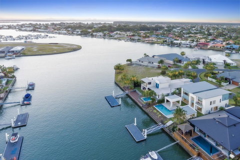 Luxury Canal Front Holiday House - Newcastle Accommodation 10