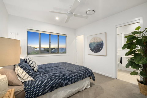 Luxury Canal Front Holiday House - Newcastle Accommodation 13