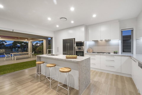 Luxury Canal Front Holiday House - Newcastle Accommodation 12