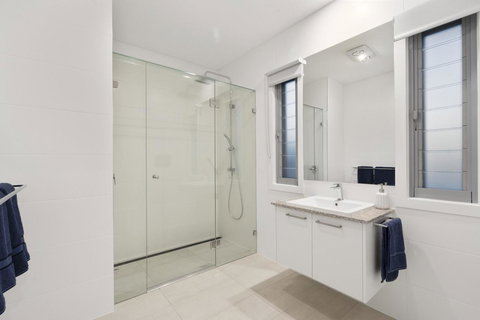 Luxury Canal Front Holiday House - Newcastle Accommodation 5