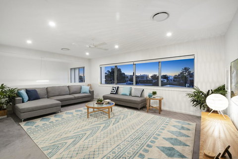 Luxury Canal Front Holiday House - Newcastle Accommodation 8