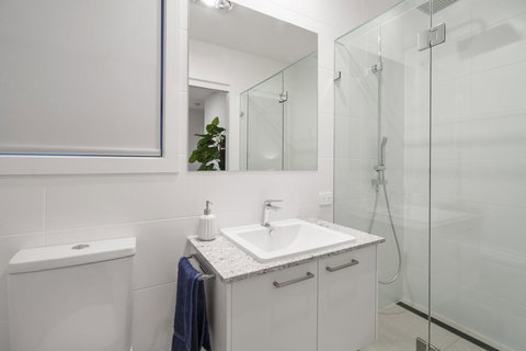 Luxury Canal Front Holiday House - Newcastle Accommodation 11