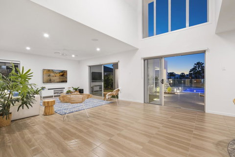 Luxury Canal Front Holiday House - Newcastle Accommodation 9