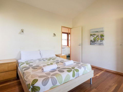 Laguna House - New Castle Tourism 3