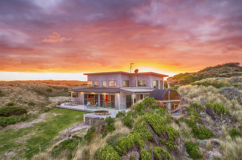 Porky Beach Retreat - King Island Escapes - Newcastle Accommodation 0