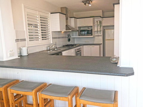 'Mooring One Downstairs', 23 Shoal Bay Rd - Fantastic Ground Floor Duplex With Views, WIFI And Air Conditioning - New Castle Tourism 2