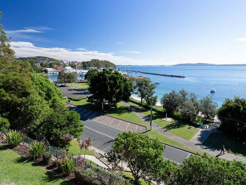 1 'Kiah', 53 Victoria Parade - Stunning Views, Wifi, Aircon, Just Across The Road To The Water - New Castle Tourism 0