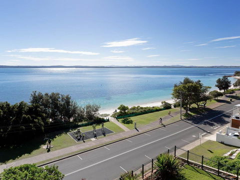 1 'Kiah', 53 Victoria Parade - Stunning Views, Wifi, Aircon, Just Across The Road To The Water - New Castle Tourism 2