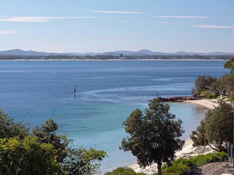 1 'Kiah', 53 Victoria Parade - Stunning Views, Wifi, Aircon, Just Across The Road To The Water - New Castle Tourism 3