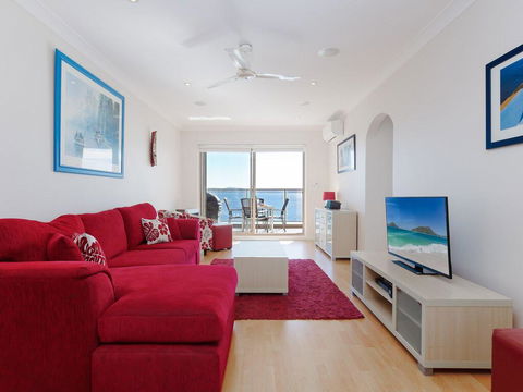 1 'Kiah', 53 Victoria Parade - Stunning Views, Wifi, Aircon, Just Across The Road To The Water - New Castle Tourism 1