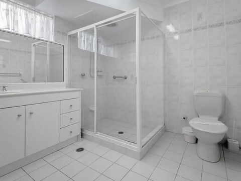 1 'Laman Lodge', 15 Laman Street - Stunning Air Conditioned Unit With Water Views And WIFI - New Castle Tourism 1