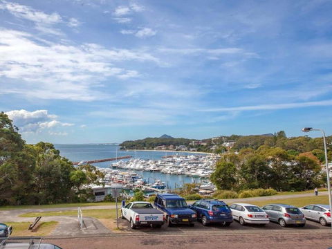 1 'Laman Lodge', 15 Laman Street - Stunning Air Conditioned Unit With Water Views And WIFI - New Castle Tourism 2