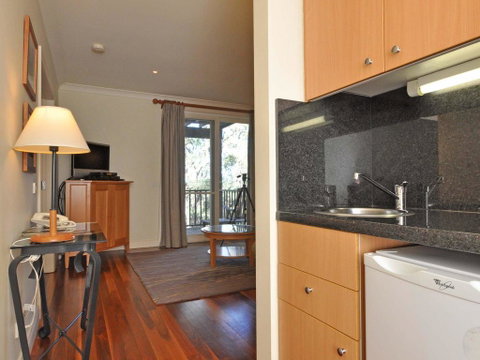 1 Bedroom Executive Villa Located Within Cypress Lakes - Newcastle Accommodation 2
