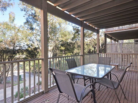 1 Bedroom Executive Villa Located Within Cypress Lakes - Newcastle Accommodation 0