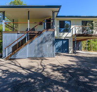 12 Ibis Court - Highset beach house with natural bushland gardens and covered decks - Newcastle Accommodation