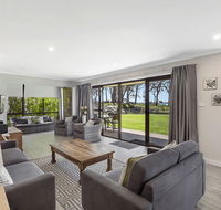19 'Bay Parklands' 2 Gowrie Avenue - ground floor renovated unit with water views  WIFI - New Castle Tourism