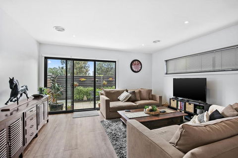 2 Bedroom Townhouse - Family & Corporate Bookings Only - Newcastle Accommodation 1