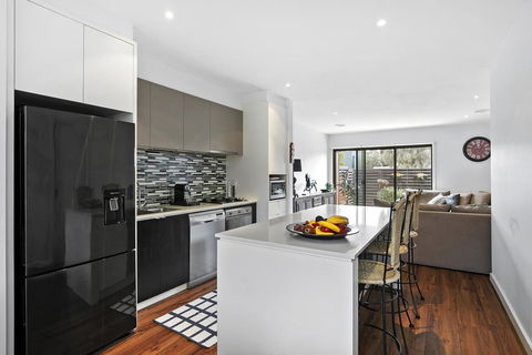 2 Bedroom Townhouse - Family & Corporate Bookings Only - Newcastle Accommodation 0