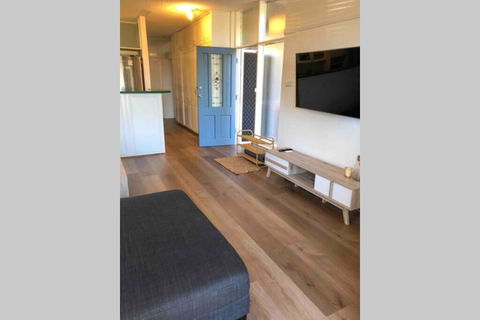 2 Bedroom, SHORT Walk To CBD,BEACH And DARBY ST - New Castle Tourism 3
