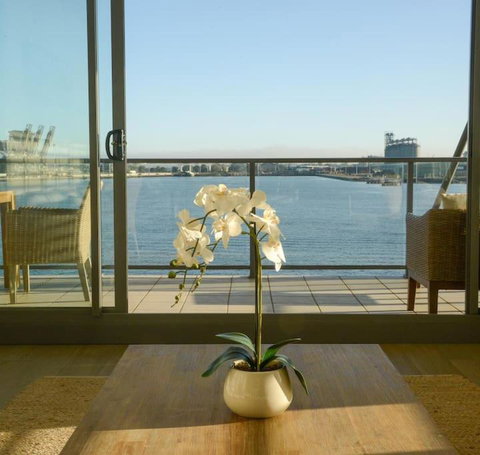 Boardwalk On Honeysuckle - Newcastle Accommodation 3