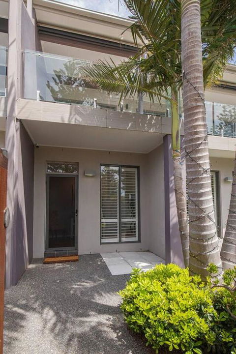 Clifftop On Cowlishaw - A Redhead Beach Retreat - Newcastle Accommodation 1
