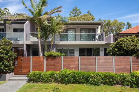 Clifftop On Cowlishaw - A Redhead Beach Retreat - Newcastle Accommodation 0