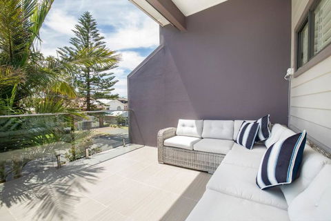 Clifftop On Cowlishaw - A Redhead Beach Retreat - Newcastle Accommodation 2