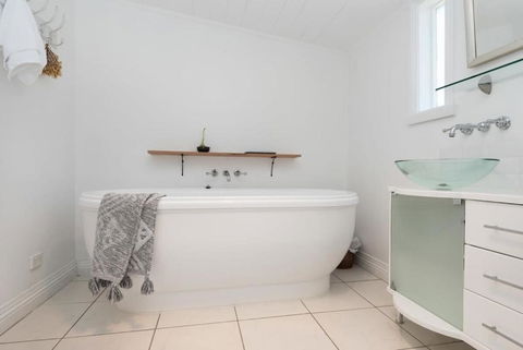 Cute As A Button Cottage In Charming Evandale - Newcastle Accommodation 4