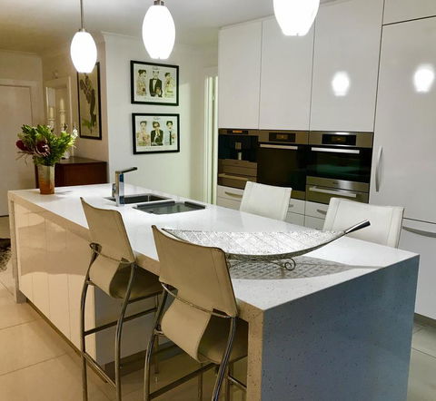 3 Divas Luxury Accommodation - New Castle Tourism 2