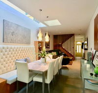 3 Storey Home Close Walk to Fox Studios SCG  City - Newcastle Accommodation