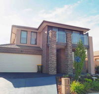 4 Bed 2 And A Half Bath Luxury Villa in Point Cook - Newcastle Accommodation