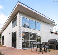 4 king or 8 single beds WiFi Netflix pet friendly - Newcastle Accommodation