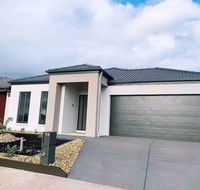 4Bed 2Bath Cozy Guesthouse in Tarneit - Newcastle Accommodation