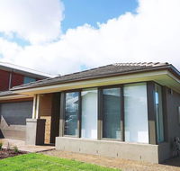 5Bed 2Bath Family House in Werribee - Newcastle Accommodation