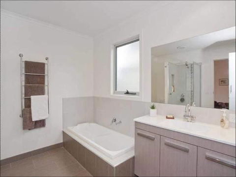 A Beautiful Beach House Torquay - Newcastle Accommodation 3