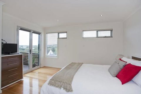 A Beautiful Beach House Torquay - Newcastle Accommodation 2