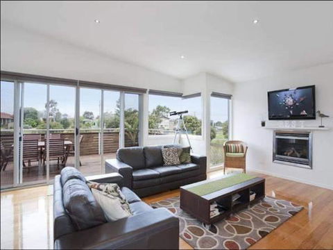A Beautiful Beach House Torquay - Newcastle Accommodation 1