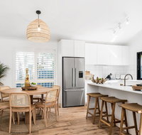 A PERFECT STAY - 3 Salty Sisters - Newcastle Accommodation