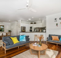 A PERFECT STAY - Barefoot Lane - beach house - Newcastle Accommodation