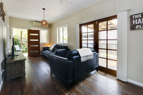 A Reel Teal - Newcastle Accommodation 3