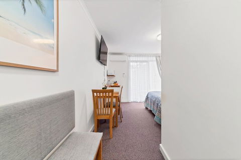 Abby's Poolside Retreat 1 - Newcastle Accommodation 1