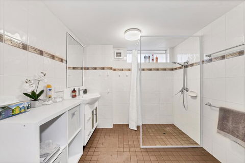 Abby's Poolside Retreat 1 - Newcastle Accommodation 3