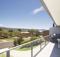 Acacia 2 - Luxurious Holiday Townhouse - Newcastle Accommodation