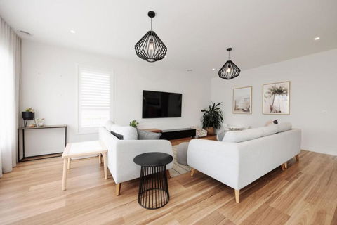 EDEN Spacious Torquay Family Escape - Newcastle Accommodation 1