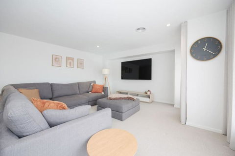 EDEN Spacious Torquay Family Escape - Newcastle Accommodation 3