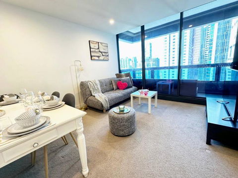 ES2410-2Bed 2Bath Vision Apt With Balcony, Pool & Gym - Newcastle Accommodation 4