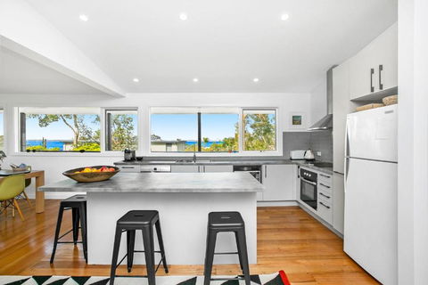 Evans Beach Retreat - Newcastle Accommodation 2