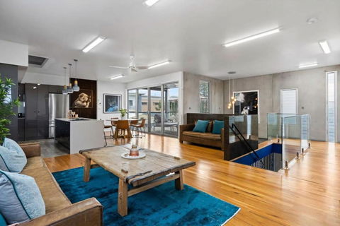 Exquisite Beachside Mansion - Newcastle Accommodation 3